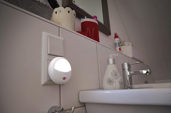Brennenstuhl LED-Orientierungslicht rund / Nachtlicht mit Dämmungssensor für die Steckdose (sanftes und unaufdringliches Licht, mit 2 LEDs) weiß