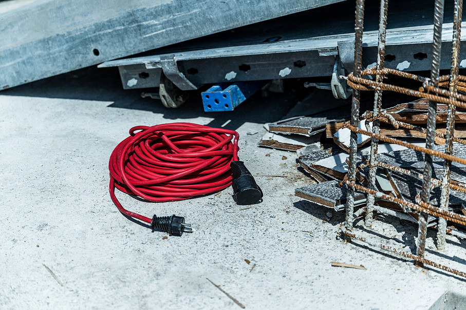 Baustellen-Verlängerungskabel (Outdoor-Verlängerungskabel mit 25m Kabel in rot, für den ständigen Einsatz im Außenbereich IP44)